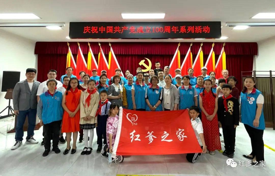 男生安慰一个女生从背后捏了一下她的肩膀,也不说话就走了,才认识一个星期!这正常吗?还是挑逗女生?知答网-专注知识问答